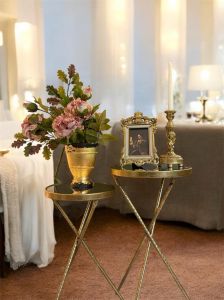 Малка мебел – голям ефект: Как помощната масичка преобразява интериора и улеснява ежедневието