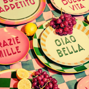 Италианска магия на твоята маса: Чиниите с надписи от HD Collection – закачлив акцент само в Homestino